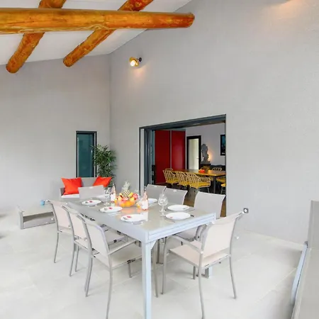2 Bedroom Pet Friendly In *